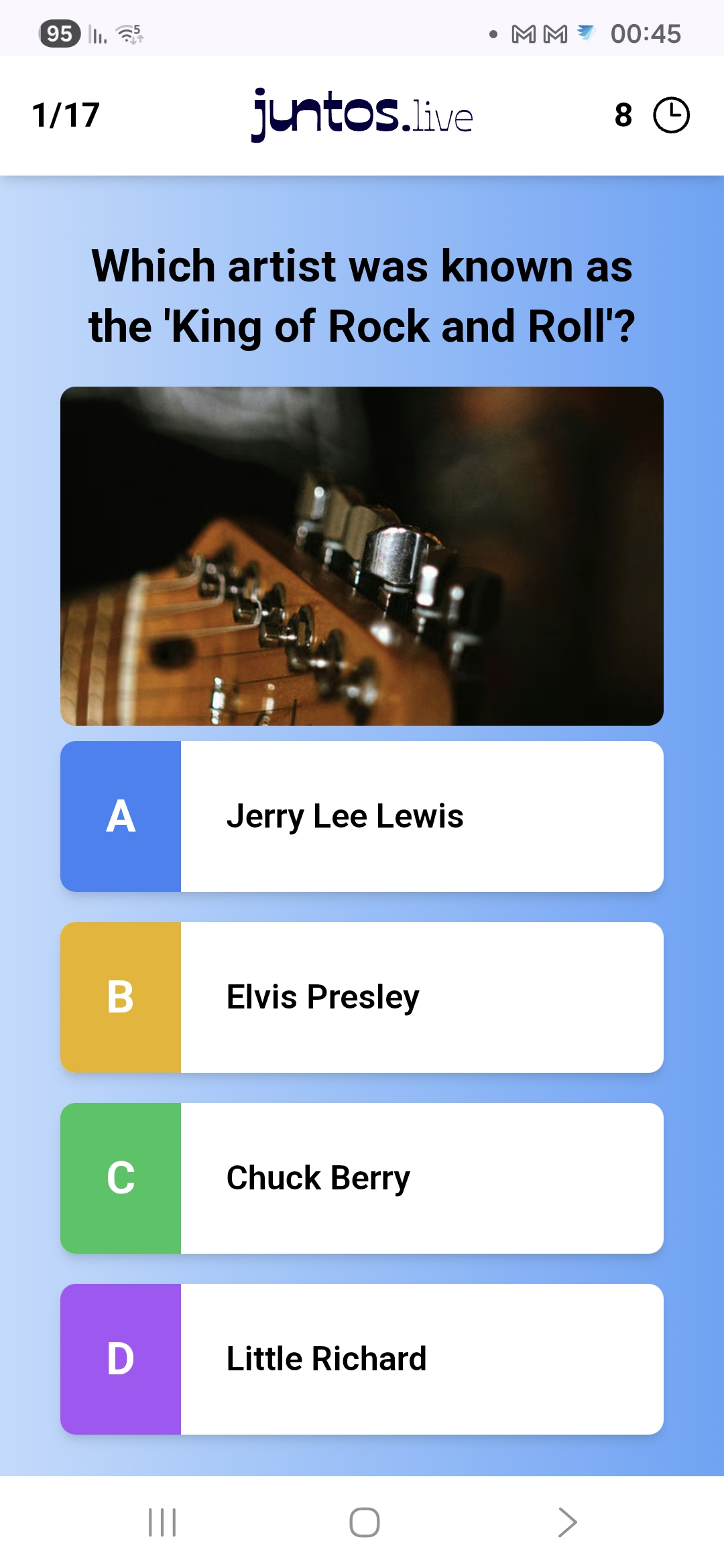Juntos player answering a live quiz on a phone